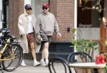 Amsterdam 27 mei 2026
Harry Styles en zijn beveiliger lopen door Amsterdam zuid. Harry geeft 10 concerten in de Johan Cruijff arena.