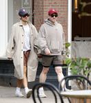 Amsterdam 27 mei 2026
Harry Styles en zijn beveiliger lopen door Amsterdam zuid. Harry geeft 10 concerten in de Johan Cruijff arena.