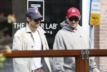 Amsterdam 27 mei 2026
Harry Styles en zijn beveiliger lopen door Amsterdam zuid. Harry geeft 10 concerten in de Johan Cruijff arena.