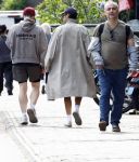 Amsterdam 27 mei 2026
Harry Styles en zijn beveiliger lopen door Amsterdam zuid. Harry geeft 10 concerten in de Johan Cruijff arena.