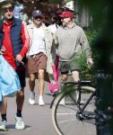 Amsterdam 27 mei 2026
Harry Styles en zijn beveiliger lopen door Amsterdam zuid. Harry geeft 10 concerten in de Johan Cruijff arena.