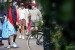 Amsterdam 27 mei 2026
Harry Styles en zijn beveiliger lopen door Amsterdam zuid. Harry geeft 10 concerten in de Johan Cruijff arena.