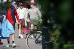 Amsterdam 27 mei 2026
Harry Styles en zijn beveiliger lopen door Amsterdam zuid. Harry geeft 10 concerten in de Johan Cruijff arena.