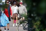 Amsterdam 27 mei 2026
Harry Styles en zijn beveiliger lopen door Amsterdam zuid. Harry geeft 10 concerten in de Johan Cruijff arena.