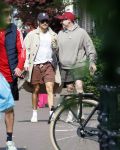Amsterdam 27 mei 2026
Harry Styles en zijn beveiliger lopen door Amsterdam zuid. Harry geeft 10 concerten in de Johan Cruijff arena.