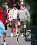 Amsterdam 27 mei 2026
Harry Styles en zijn beveiliger lopen door Amsterdam zuid. Harry geeft 10 concerten in de Johan Cruijff arena.