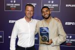 Maarssen 25 mei 2026
Ismael Saibari wordt gekozen tot beste speler van de nederlandse eredivie op het gala van ESPN in de Fabrique . ismael met een kennis 