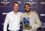 Maarssen 25 mei 2026
Ismael Saibari wordt gekozen tot beste speler van de nederlandse eredivie op het gala van ESPN in de Fabrique . ismael met een kennis 