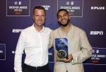 Maarssen 25 mei 2026
Ismael Saibari wordt gekozen tot beste speler van de nederlandse eredivie op het gala van ESPN in de Fabrique . ismael met een kennis 