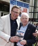 Den Haag 21 mei 2026
Boekpresentatie Jair Ferwerda in Den Haag bij Cafe restaurant Luden . Frits Barend krijgt het eerste exemplaar