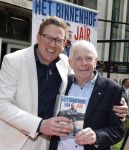 Den Haag 21 mei 2026
Boekpresentatie Jair Ferwerda in Den Haag bij Cafe restaurant Luden . Frits Barend krijgt het eerste exemplaar