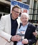Den Haag 21 mei 2026
Boekpresentatie Jair Ferwerda in Den Haag bij Cafe restaurant Luden . Frits Barend krijgt het eerste exemplaar