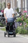 Amsterdam 10 juni 2026
Jamie Trenite achter de kinderwagen met daarin zijn 2e zoon in de jordaan.