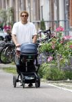 Amsterdam 10 juni 2026
Jamie Trenite achter de kinderwagen met daarin zijn 2e zoon in de jordaan.