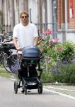 Amsterdam 10 juni 2026
Jamie Trenite achter de kinderwagen met daarin zijn 2e zoon in de jordaan.
