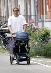 Amsterdam 10 juni 2026
Jamie Trenite achter de kinderwagen met daarin zijn 2e zoon in de jordaan.