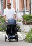Amsterdam 10 juni 2026
Jamie Trenite achter de kinderwagen met daarin zijn 2e zoon in de jordaan.