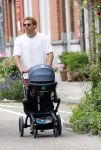 Amsterdam 10 juni 2026
Jamie Trenite achter de kinderwagen met daarin zijn 2e zoon in de jordaan.