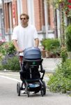 Amsterdam 10 juni 2026
Jamie Trenite achter de kinderwagen met daarin zijn 2e zoon in de jordaan.