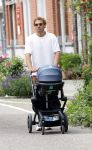 Amsterdam 10 juni 2026
Jamie Trenite achter de kinderwagen met daarin zijn 2e zoon in de jordaan.