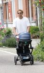 Amsterdam 10 juni 2026
Jamie Trenite achter de kinderwagen met daarin zijn 2e zoon in de jordaan.
