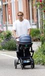 Amsterdam 10 juni 2026
Jamie Trenite achter de kinderwagen met daarin zijn 2e zoon in de jordaan.