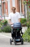 Amsterdam 10 juni 2026
Jamie Trenite achter de kinderwagen met daarin zijn 2e zoon in de jordaan.