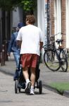 Amsterdam 10 juni 2026
Jamie Trenite achter de kinderwagen met daarin zijn 2e zoon in de jordaan.