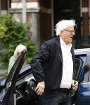 Amsterdam 1 juni 2026
Jeroen Krabbe en Herma Krabbe met hun auto in Amsterdam . Jeroen Krabbe met bierfles 