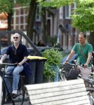 Amsterdam 29 mei 2026
Joep Onderdelinden met partner Hans op de fiets in Amsterdam zuid .