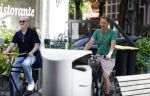 Amsterdam 29 mei 2026
Joep Onderdelinden met partner Hans op de fiets in Amsterdam zuid .