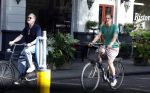 Amsterdam 29 mei 2026
Joep Onderdelinden met partner Hans op de fiets in Amsterdam zuid .