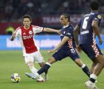 Amsterdam, 2 Mei 2026
Kompetitiewedstrijd AJAX-PSV, eindstand 2-2
Ko Itakura met Kiliann Sildillia