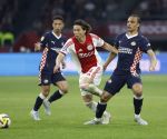 Amsterdam, 2 Mei 2026
Kompetitiewedstrijd AJAX-PSV, eindstand 2-2
Ko Itakura met Kiliann Sildillia