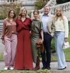 Den Haag 21 mei 2026
Fotouurtje met de koninklijke familie in de Hollandse tuin van Park Clingendael . Aanwezig Koning Willem Alexander Koningin Maxima Prinses Amalia Prinses Alexia en Prinses Ariane . 
