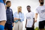 Koningin Maxima bij aftrap campagne Onzichtbare Blessure
VOORBURG 2 juni 2026 Koningin Maxima tijdens de aftrap van âDe Onzichtbare Blessureâ. Met het programma besteden KNVB en Zilveren Kruis aandacht aan mentale gezondheid in het amateurvoetbal. MIND Us wil dat jongeren grip krijgen op hun mentale gezondheid, zich veerkrachtig ontwikkelen en hulp weten te vinden als dat nodig is, Maxima is erevoorzitter van de stichting. De aftrap vind plaats in de Week van de Mentale Gezondheid. 