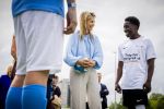 Koningin Maxima bij aftrap campagne Onzichtbare Blessure
VOORBURG 2 juni 2026 Koningin Maxima tijdens de aftrap van âDe Onzichtbare Blessureâ. Met het programma besteden KNVB en Zilveren Kruis aandacht aan mentale gezondheid in het amateurvoetbal. MIND Us wil dat jongeren grip krijgen op hun mentale gezondheid, zich veerkrachtig ontwikkelen en hulp weten te vinden als dat nodig is, Maxima is erevoorzitter van de stichting. De aftrap vind plaats in de Week van de Mentale Gezondheid. 