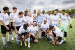 Koningin Maxima bij aftrap campagne Onzichtbare Blessure
VOORBURG 2 juni 2026 Koningin Maxima tijdens de aftrap van âDe Onzichtbare Blessureâ. Met het programma besteden KNVB en Zilveren Kruis aandacht aan mentale gezondheid in het amateurvoetbal. MIND Us wil dat jongeren grip krijgen op hun mentale gezondheid, zich veerkrachtig ontwikkelen en hulp weten te vinden als dat nodig is, Maxima is erevoorzitter van de stichting. De aftrap vind plaats in de Week van de Mentale Gezondheid.  Maxima met oa Billy dans Juvat Westendorp Bas Muijs Glenn Helder Humberto Tan John Williams ea 