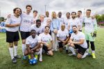 VOORBURG 2 juni 2026 Koningin Maxima tijdens de aftrap van âDe Onzichtbare Blessureâ. Met het programma besteden KNVB en Zilveren Kruis aandacht aan mentale gezondheid in het amateurvoetbal. MIND Us wil dat jongeren grip krijgen op hun mentale gezondheid, zich veerkrachtig ontwikkelen en hulp weten te vinden als dat nodig is, Maxima is erevoorzitter van de stichting. De aftrap vind plaats in de Week van de Mentale Gezondheid.  Maxima met oa Billy dans Juvat Westendorp Bas Muijs Glenn Helder Humberto Tan John Williams ea 