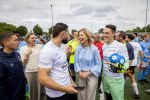 VOORBURG 2 juni 2026 Koningin Maxima tijdens de aftrap van âDe Onzichtbare Blessureâ. Met het programma besteden KNVB en Zilveren Kruis aandacht aan mentale gezondheid in het amateurvoetbal. MIND Us wil dat jongeren grip krijgen op hun mentale gezondheid, zich veerkrachtig ontwikkelen en hulp weten te vinden als dat nodig is, Maxima is erevoorzitter van de stichting. De aftrap vind plaats in de Week van de Mentale Gezondheid. 