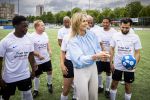 VOORBURG 2 juni 2026 Koningin Maxima tijdens de aftrap van âDe Onzichtbare Blessureâ. Met het programma besteden KNVB en Zilveren Kruis aandacht aan mentale gezondheid in het amateurvoetbal. MIND Us wil dat jongeren grip krijgen op hun mentale gezondheid, zich veerkrachtig ontwikkelen en hulp weten te vinden als dat nodig is, Maxima is erevoorzitter van de stichting. De aftrap vind plaats in de Week van de Mentale Gezondheid. 