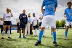VOORBURG 2 juni 2026 Koningin Maxima tijdens de aftrap van âDe Onzichtbare Blessureâ. Met het programma besteden KNVB en Zilveren Kruis aandacht aan mentale gezondheid in het amateurvoetbal. MIND Us wil dat jongeren grip krijgen op hun mentale gezondheid, zich veerkrachtig ontwikkelen en hulp weten te vinden als dat nodig is, Maxima is erevoorzitter van de stichting. De aftrap vind plaats in de Week van de Mentale Gezondheid. 