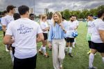 VOORBURG 2 juni 2026 Koningin Maxima tijdens de aftrap van âDe Onzichtbare Blessureâ. Met het programma besteden KNVB en Zilveren Kruis aandacht aan mentale gezondheid in het amateurvoetbal. MIND Us wil dat jongeren grip krijgen op hun mentale gezondheid, zich veerkrachtig ontwikkelen en hulp weten te vinden als dat nodig is, Maxima is erevoorzitter van de stichting. De aftrap vind plaats in de Week van de Mentale Gezondheid. 