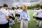 VOORBURG 2 juni 2026 Koningin Maxima tijdens de aftrap van âDe Onzichtbare Blessureâ. Met het programma besteden KNVB en Zilveren Kruis aandacht aan mentale gezondheid in het amateurvoetbal. MIND Us wil dat jongeren grip krijgen op hun mentale gezondheid, zich veerkrachtig ontwikkelen en hulp weten te vinden als dat nodig is, Maxima is erevoorzitter van de stichting. De aftrap vind plaats in de Week van de Mentale Gezondheid. 