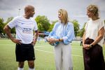 VOORBURG 2 juni 2026 Koningin Maxima tijdens de aftrap van âDe Onzichtbare Blessureâ. Met het programma besteden KNVB en Zilveren Kruis aandacht aan mentale gezondheid in het amateurvoetbal. MIND Us wil dat jongeren grip krijgen op hun mentale gezondheid, zich veerkrachtig ontwikkelen en hulp weten te vinden als dat nodig is, Maxima is erevoorzitter van de stichting. De aftrap vind plaats in de Week van de Mentale Gezondheid. Koningin Maxima en Humberto Tan 