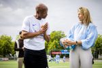 VOORBURG 2 juni 2026 Koningin Maxima tijdens de aftrap van âDe Onzichtbare Blessureâ. Met het programma besteden KNVB en Zilveren Kruis aandacht aan mentale gezondheid in het amateurvoetbal. MIND Us wil dat jongeren grip krijgen op hun mentale gezondheid, zich veerkrachtig ontwikkelen en hulp weten te vinden als dat nodig is, Maxima is erevoorzitter van de stichting. De aftrap vind plaats in de Week van de Mentale Gezondheid. Koningin Maxima en Humberto Tan 