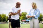 VOORBURG 2 juni 2026 Koningin Maxima tijdens de aftrap van âDe Onzichtbare Blessureâ. Met het programma besteden KNVB en Zilveren Kruis aandacht aan mentale gezondheid in het amateurvoetbal. MIND Us wil dat jongeren grip krijgen op hun mentale gezondheid, zich veerkrachtig ontwikkelen en hulp weten te vinden als dat nodig is, Maxima is erevoorzitter van de stichting. De aftrap vind plaats in de Week van de Mentale Gezondheid. Koningin Maxima en Humberto Tan 