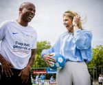 VOORBURG 2 juni 2026 Koningin Maxima tijdens de aftrap van âDe Onzichtbare Blessureâ. Met het programma besteden KNVB en Zilveren Kruis aandacht aan mentale gezondheid in het amateurvoetbal. MIND Us wil dat jongeren grip krijgen op hun mentale gezondheid, zich veerkrachtig ontwikkelen en hulp weten te vinden als dat nodig is, Maxima is erevoorzitter van de stichting. De aftrap vind plaats in de Week van de Mentale Gezondheid. Koningin Maxima en Humberto Tan 