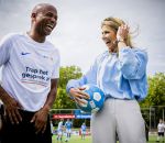 VOORBURG 2 juni 2026 Koningin Maxima tijdens de aftrap van âDe Onzichtbare Blessureâ. Met het programma besteden KNVB en Zilveren Kruis aandacht aan mentale gezondheid in het amateurvoetbal. MIND Us wil dat jongeren grip krijgen op hun mentale gezondheid, zich veerkrachtig ontwikkelen en hulp weten te vinden als dat nodig is, Maxima is erevoorzitter van de stichting. De aftrap vind plaats in de Week van de Mentale Gezondheid. Koningin Maxima en Humberto Tan 