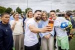 VOORBURG 2 juni 2026 Koningin Maxima tijdens de aftrap van âDe Onzichtbare Blessureâ. Met het programma besteden KNVB en Zilveren Kruis aandacht aan mentale gezondheid in het amateurvoetbal. MIND Us wil dat jongeren grip krijgen op hun mentale gezondheid, zich veerkrachtig ontwikkelen en hulp weten te vinden als dat nodig is, Maxima is erevoorzitter van de stichting. De aftrap vind plaats in de Week van de Mentale Gezondheid. Koningin Maxima en Kosso